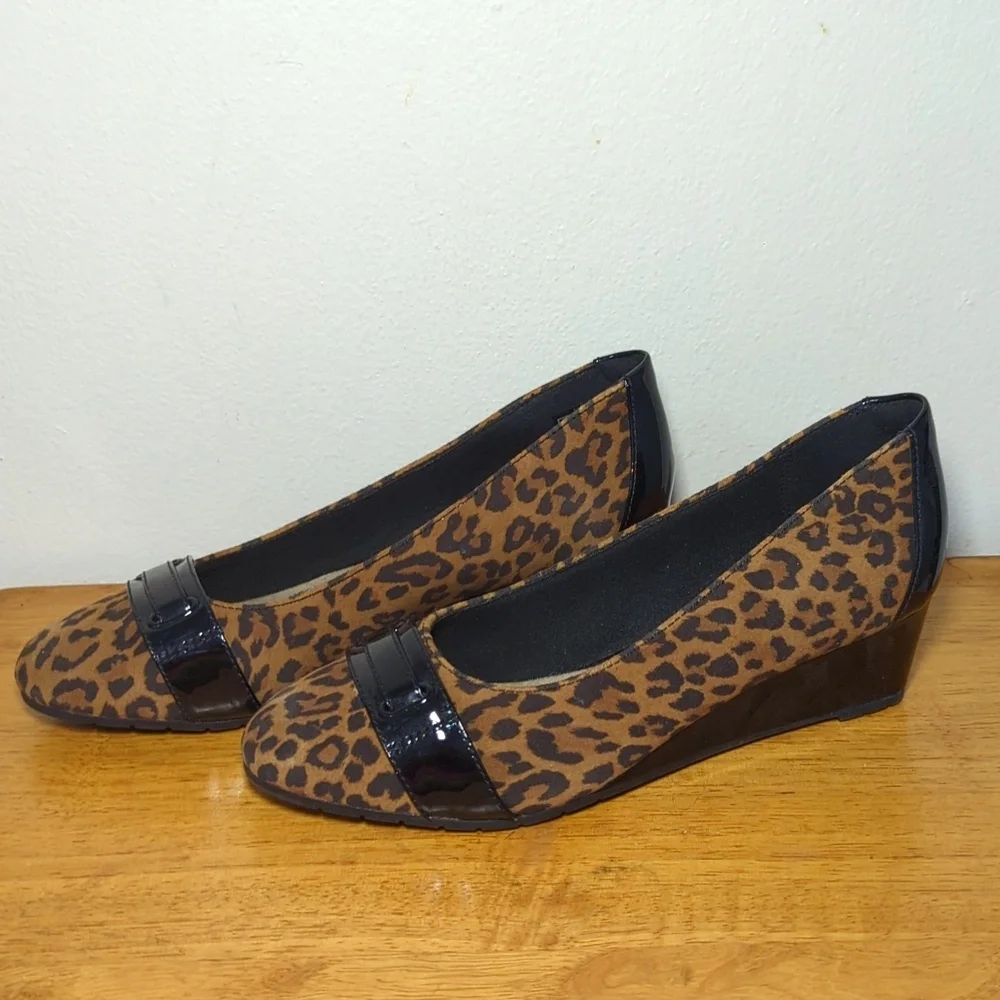 Clarks Mallory Strap Wedge Pump Leopard Print Business Casual Women's Size 7.5
